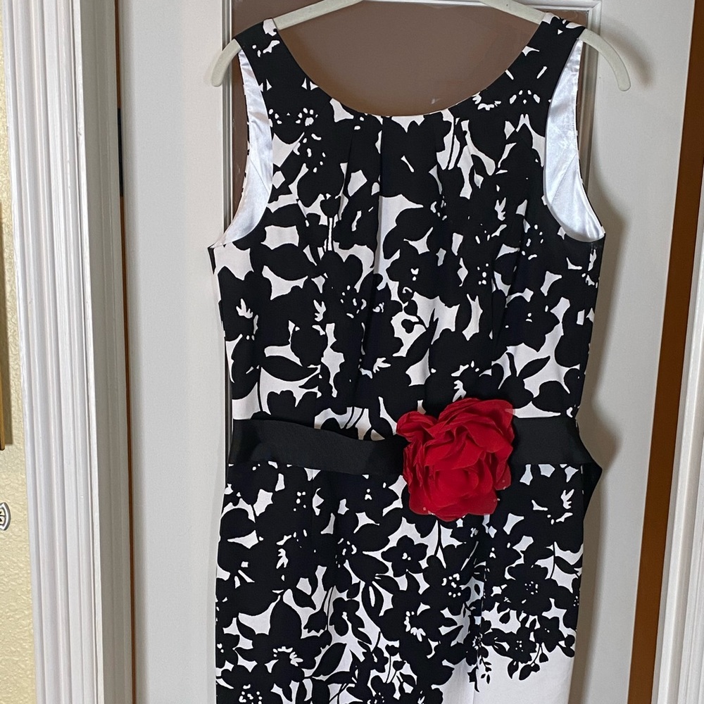 Black and white fitted sleeveless straight dress. - Picture 4 of 5